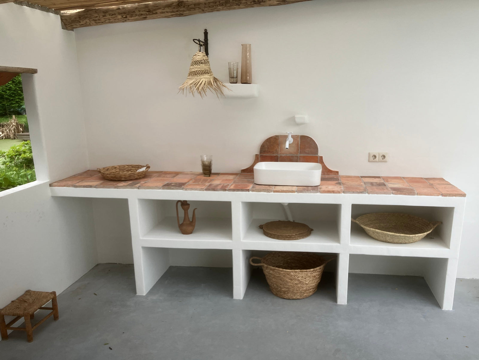 Zelf een veranda, buitenkeuken en loungebank bouwen met betonblokken
