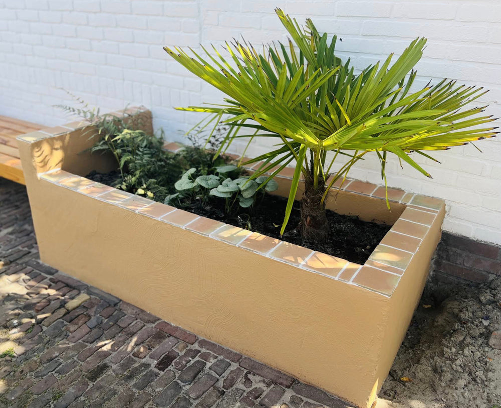 Plantenbak met betonblokken