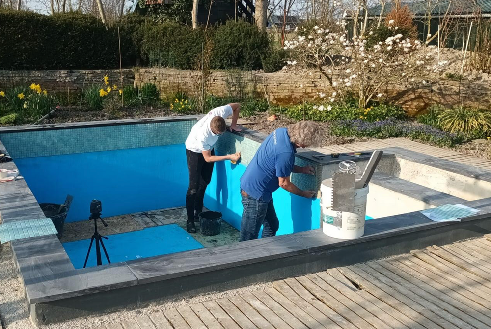 Zwembad met betonblokken