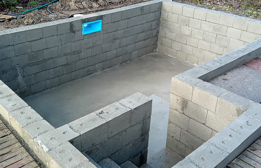 Zwembad met betonblokken
